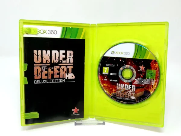 Interior del juego Under Defeat HD: Deluxe Edition (ESP) para XBOX 360 con disco y manual