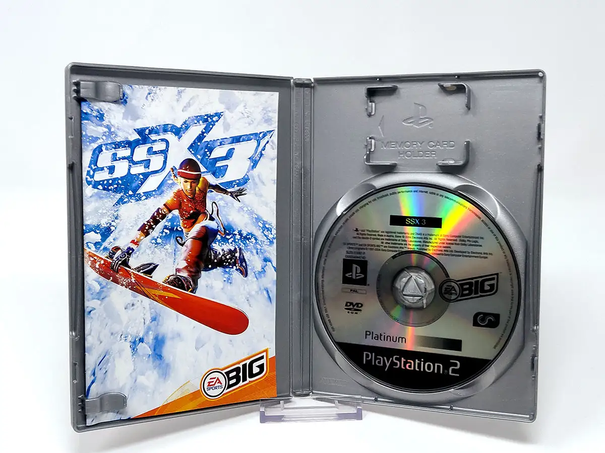 Interior del juego SSX 3 (HOL) (Platinum) para PlayStation 2 con disco y manual