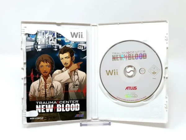 Interior del juego Trauma Center: New Blood (FRA) para Nintendo Wii con disco y manual