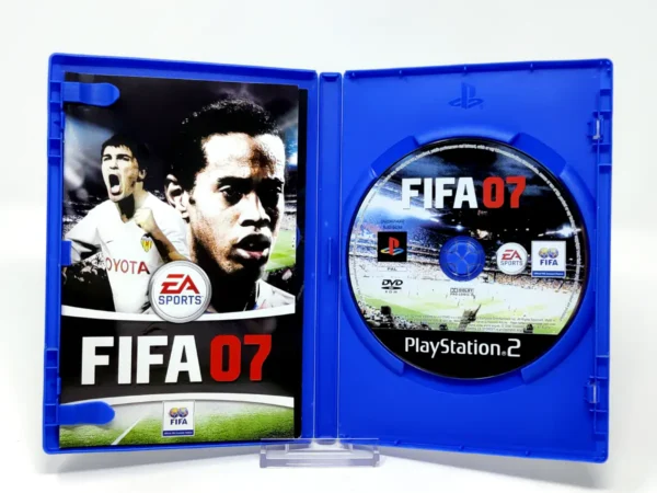 Interior del juego FIFA 07 (ESP) (v2) para PlayStation 2 con disco y manual
