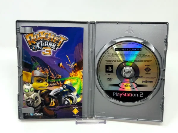 Interior del juego Ratchet & Clank 3 (ESP) (Platinum) para PlayStation 2 con disco y manual