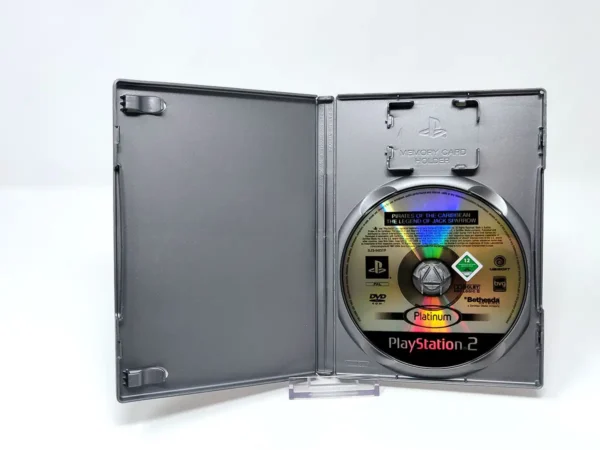 Interior del juego Piratas del Caribe: La Leyenda de Jack Sparrow (ESP) (Platinum) (Rebajado) para PlayStation 2 con disco y manual