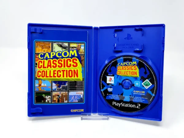 Interior del juego Capcom Classics Collection Vol. 1 (UK) para PlayStation 2 con disco y manual