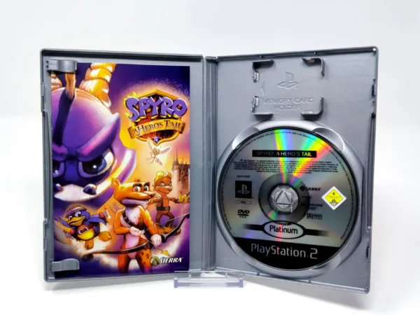 Interior del juego Spyro: A Hero's Tail (ITA) (Platinum) para PlayStation 2 con disco y manual