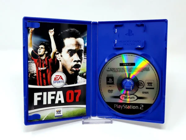 Interior del juego FIFA 07 (ITA) para PlayStation 2 con disco y manual