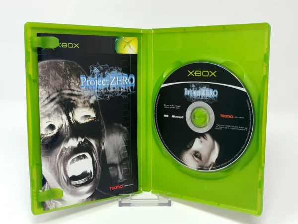 Interior del juego Project Zero (ESP) para XBOX con disco y manual