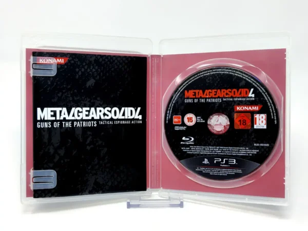 Interior del juego Metal Gear Solid 4: Guns of the Patriots (25 Anniversary) (ESP) para PlayStation 3 con disco y manual