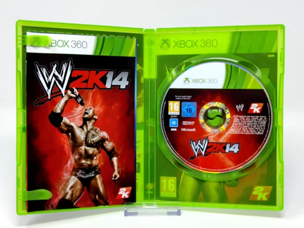 Interior del juego WWE 2K14 para XBOX 360 con disco y manual