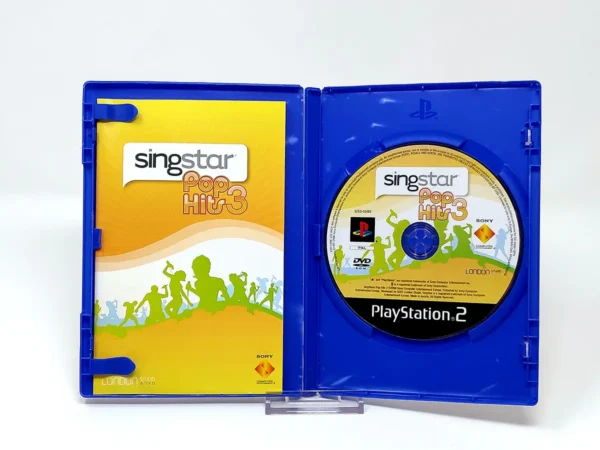 Interior del juego SingsStar Pop Hits 3 (FRA) para PlayStation 2 con disco y manual