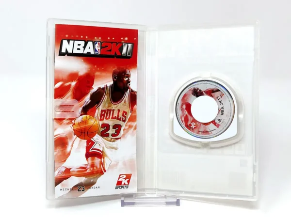 Interior del juego NBA 2K11 (ESP) para PSP con disco y manual