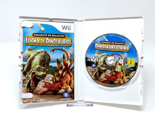 Interior del juego Combate de Gigantes: Lucha de Dinosaurios (ESP) para Nintendo Wii con disco y manual