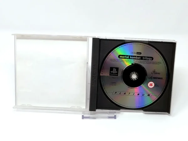 Interior del juego Mortal Kombat Trilogy (ESP) (Platinum) (Rebajado) para PlayStation 1 con disco y manual