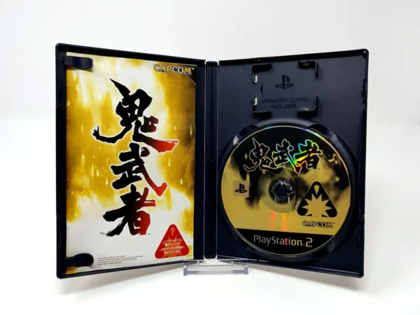Interior del juego Onimusha (JAP) (Mega Hits!) para PlayStation 2 con disco y manual