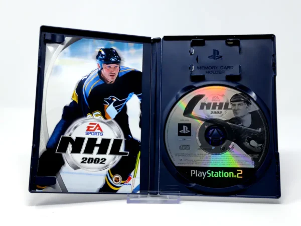 Interior del juego NHL 2002 (FRA) para PlayStation 2 con disco y manual