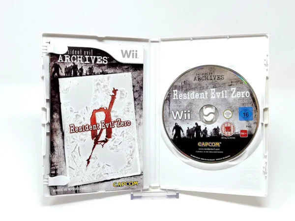 Interior del juego Resident Evil Archives: Resident Evil Zero (ESP) para Nintendo Wii con disco y manual