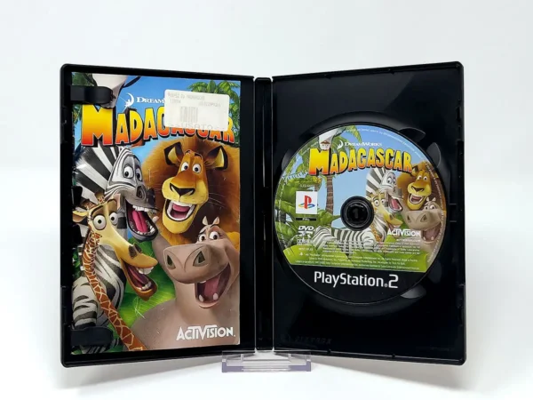Interior del juego Madagascar (ITA) para PlayStation 2 con disco y manual