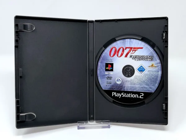 Interior del juego James Bond 007: Quitte ou Double (FRA) (Rebajado) para PlayStation 2 con disco y manual