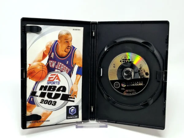 Interior del juego NBA Live 2003 (ESP) para Nintendo GameCube con disco y manual