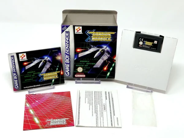 Interior del juego Gradius Advance (ESP) para Nintendo Game Boy Advance con disco y manual