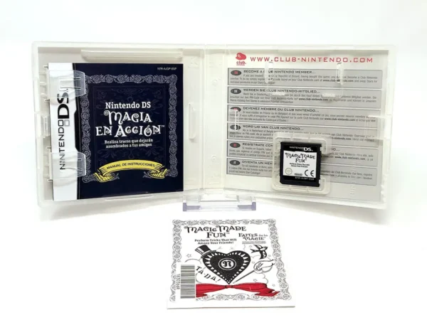 Interior del juego Magia en Acción (ESP) para Nintendo DS con disco y manual