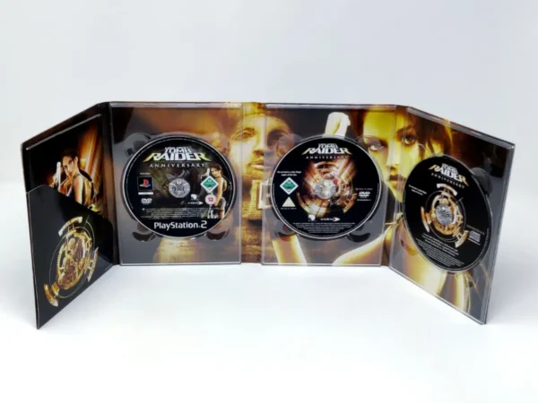 Interior del juego Lara Croft Tomb Raider: Anniversary (Edición Coleccionista) (ESP) para PlayStation 2 con disco y manual