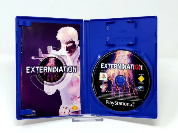 Interior del juego Extermination (UK) para PlayStation 2 con disco y manual