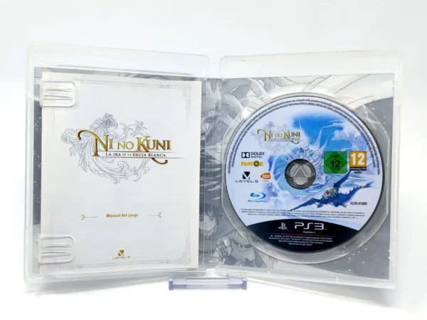 Interior del juego Ni no Kuni: La Ira de la Bruja Blanca (ESP) para PlayStation 3 con disco y manual