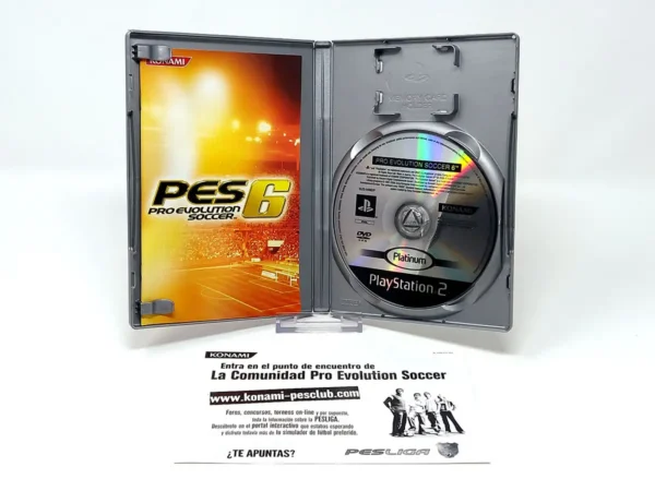 Interior del juego Pro Evolution Soccer 6 (ESP) (Platinum) para PlayStation 2 con disco y manual