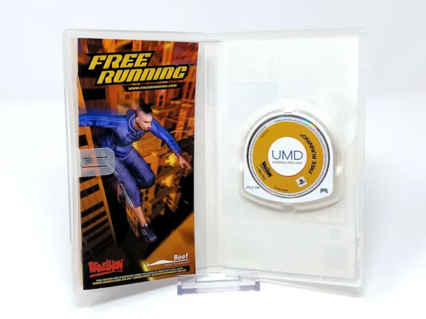 Interior del juego Free Running (ESP) para PSP con disco y manual
