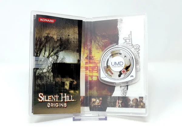 Interior del juego Silent Hill: Origins para PSP con disco y manual
