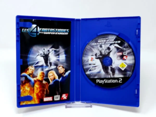 Interior del juego Les Quatre Fantastiques Et Le Surfer D'Argent (FRA) para PlayStation 2 con disco y manual