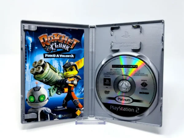 Interior del juego Ratchet & Clank 2: Fuoco a Volontà (ITA) (Platinum) para PlayStation 2 con disco y manual