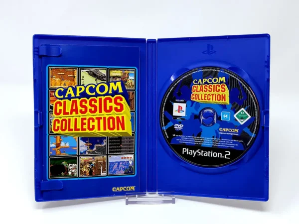Interior del juego Capcom Classics Collection Vol. 1 (ESP) para PlayStation 2 con disco y manual