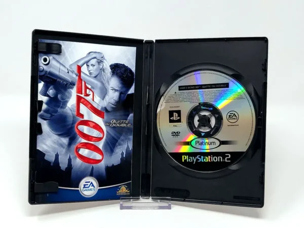 Interior del juego James Bond 007: Quitte ou Double (FRA) (Platinum) para PlayStation 2 con disco y manual