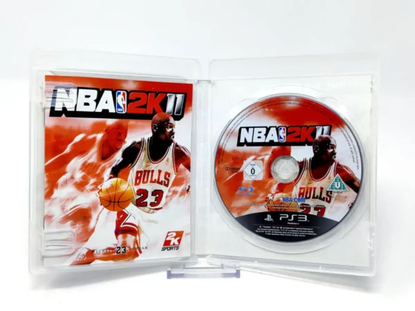 Interior del juego NBA 2K11 (UK) para PlayStation 3 con disco y manual