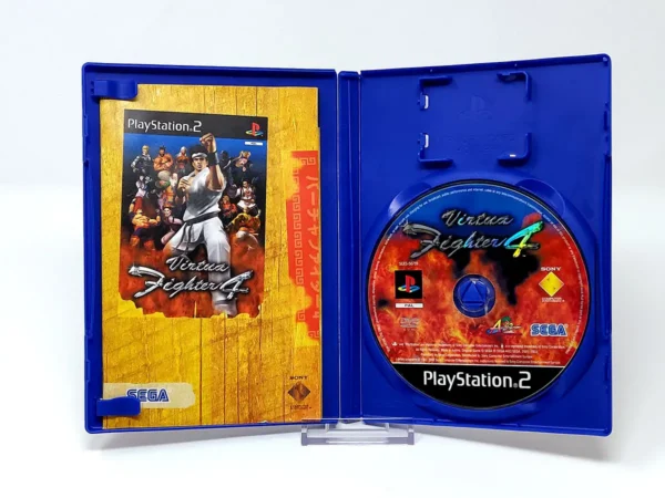 Interior del juego Virtua Fighter 4 (ESP) para PlayStation 2 con disco y manual