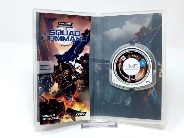 Interior del juego Warhammer 40,000: Squad Command (ESP) para PSP con disco y manual