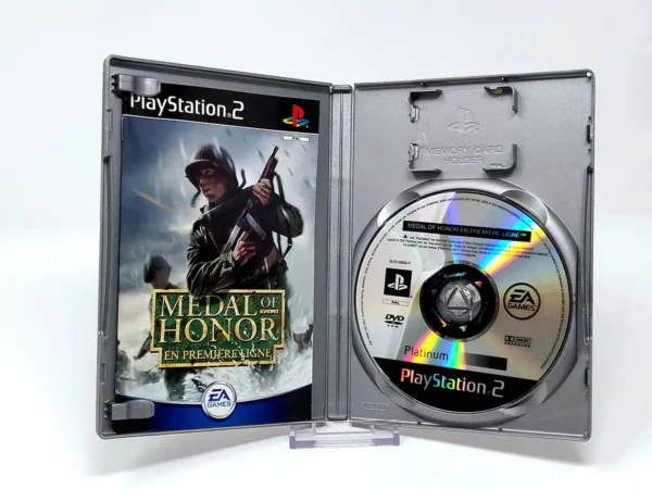 Interior del juego Medal of Honor: En Première Ligne (FRA) (Platinum) para PlayStation 2 con disco y manual
