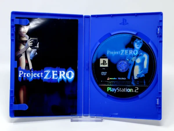 Interior del juego Project Zero (ESP) para PlayStation 2 con disco y manual