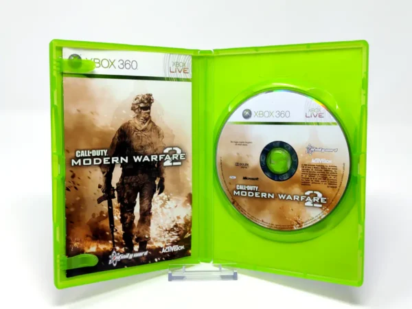 Interior del juego Call of Duty: Modern Warfare 2 (ESP) para XBOX 360 con disco y manual