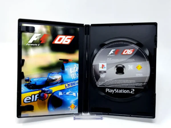 Interior del juego Formula One 06 (ESP) para PlayStation 2 con disco y manual
