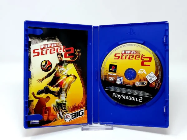 Interior del juego FIFA Street 2 (ITA) para PlayStation 2 con disco y manual