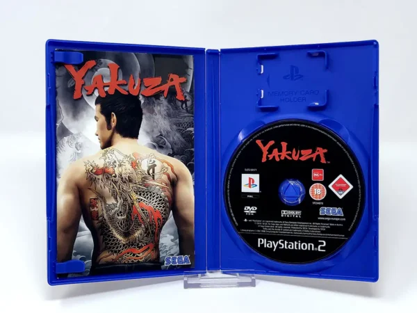 Interior del juego Yakuza (ITA) para PlayStation 2 con disco y manual