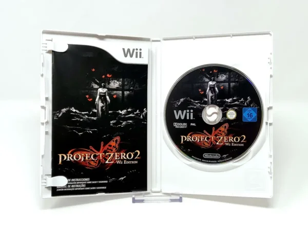Interior del juego Project Zero 2: Wii Edition (ESP) para Nintendo Wii con disco y manual