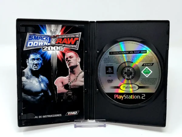Interior del juego WWE SmackDown! vs. Raw 2006 (ESP) (Platinum) para PlayStation 2 con disco y manual