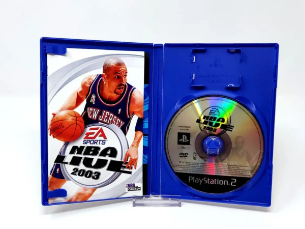 Interior del juego NBA Live 2003 (FRA) para PlayStation 2 con disco y manual