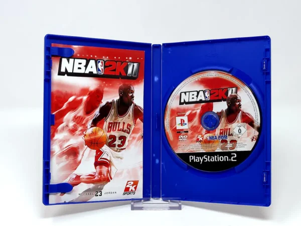 Interior del juego NBA 2K11 (UK) para PlayStation 2 con disco y manual