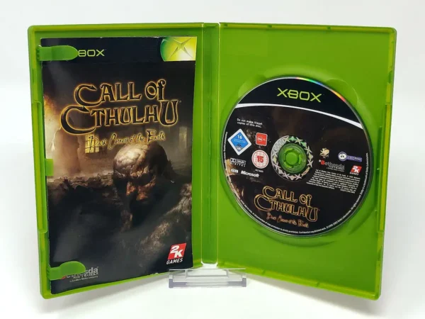 Interior del juego Call of Cthulhu: Dark Corners of the Earth (ESP) para XBOX con disco y manual