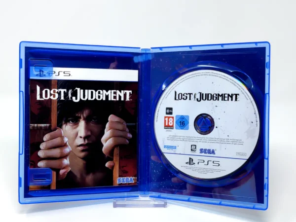 Interior del juego Lost Judgment (ESP) para PlayStation 5 con disco y manual