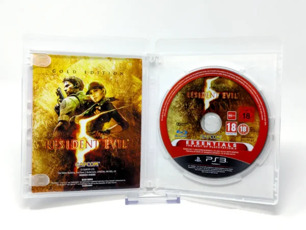 Interior del juego Resident Evil 5: Gold Edition (ESP) (Essentials) para PlayStation 3 con disco y manual